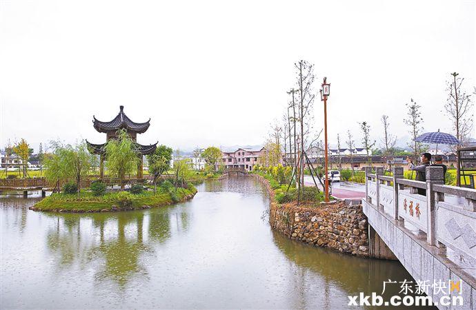 韶关南雄珠玑镇灵潭村改造后的小桥流水,风景如画,吸引众多游客